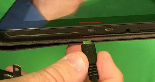 plugging Micro USB end of cable into WinBook Tablet