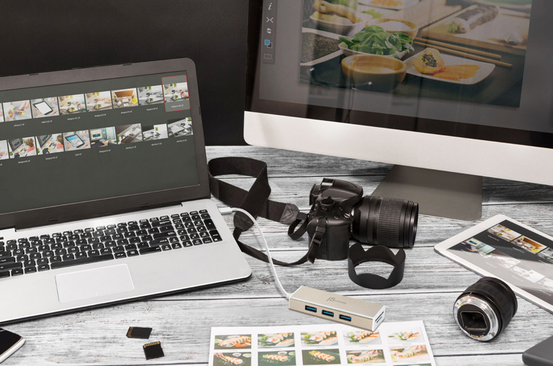 3-porthub connected to laptop displaying photos. A camera sits beside it.