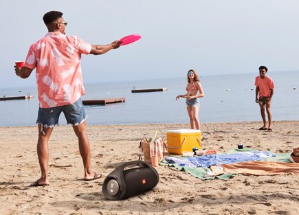 JBL Boombox 2 entertains Frisbe players at the beach