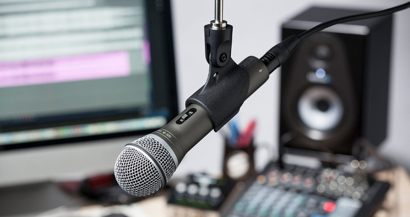 Samson Q2U Recording and Podcasting Pack USB/XLR - Gray; with USB Cable,  XLR Cable, Mic Clip and Desktop Tripod Stand; - Micro Center